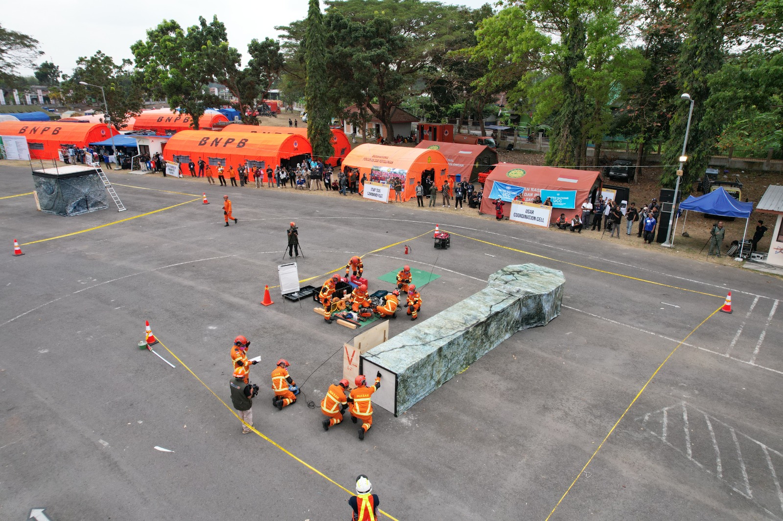 Tim SAR melakukan evakuasi menggunakan alat berat saat Simulasi Penanganan Gempabumi pada ASEAN Regional Disaster Response Simulation Exercise (ARDEX) 2023 di Stadion Sultan Agung, Kabupaten Bantul, Daerah Istimewa Yogyakarta, pada Kamis (3/8)